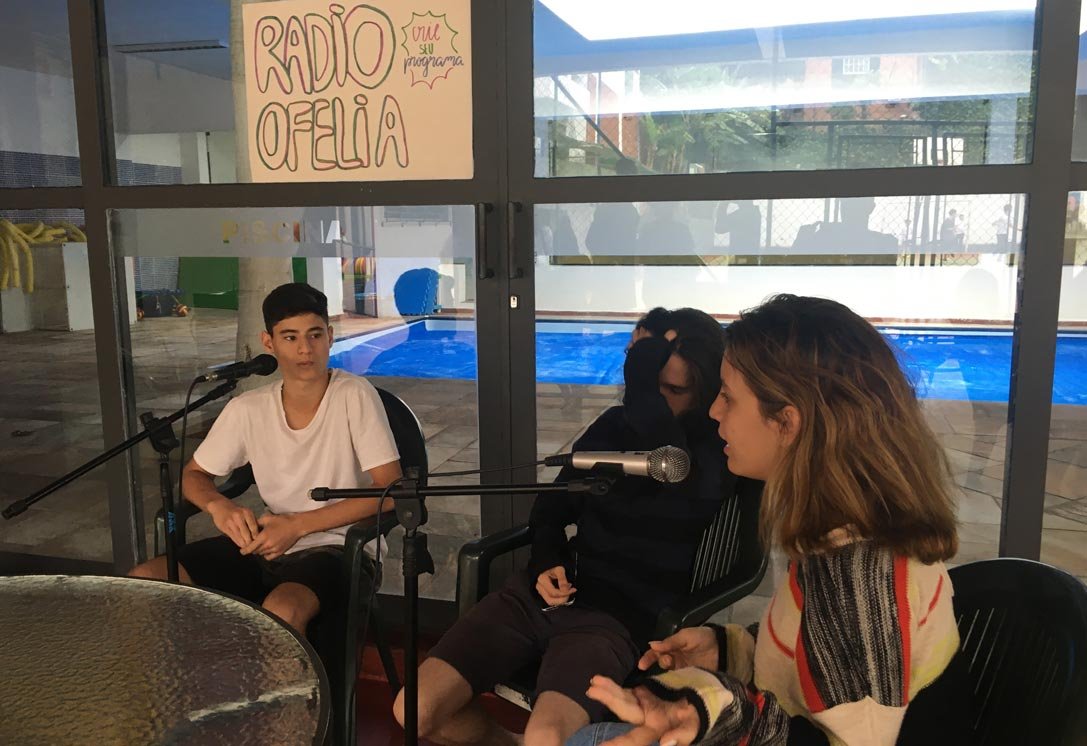 Estudantes exercitam criatividade e protagonismo com a rádio Ofélia