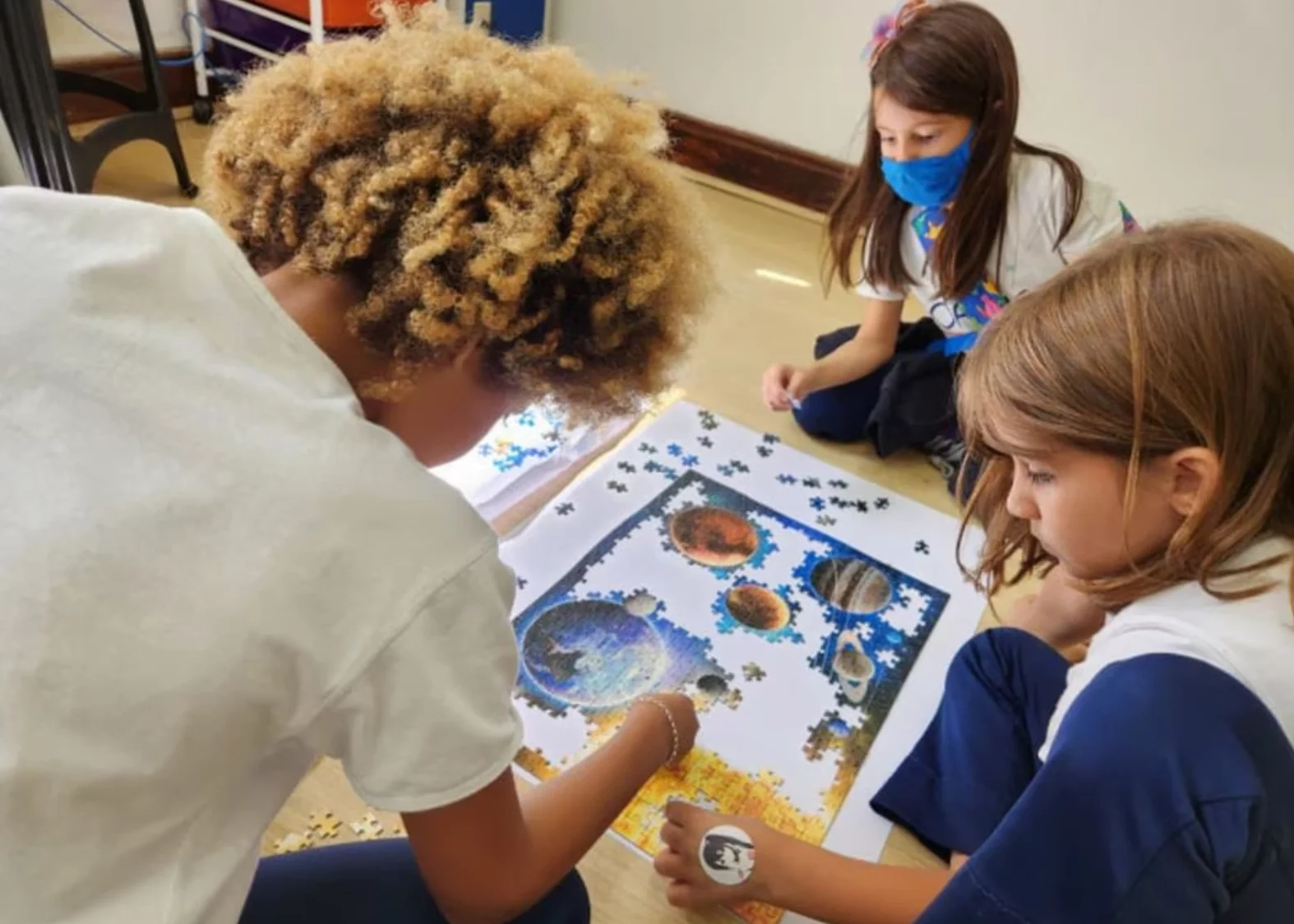 Escola de Educação Infantil Lápis de Cor - 🧩Montar um quebra-cabeça não é  apenas um jogo simples ou entretenimento, mas é acompanhado por um processo  de pensamento, concentração e resiliência. . Além