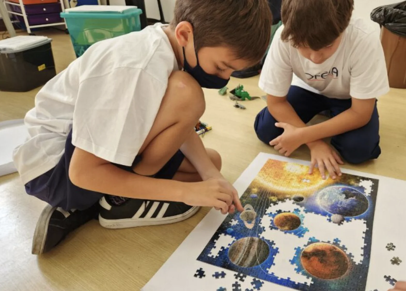 Escola de Educação Infantil Lápis de Cor - 🧩Montar um quebra-cabeça não é  apenas um jogo simples ou entretenimento, mas é acompanhado por um processo  de pensamento, concentração e resiliência. . Além