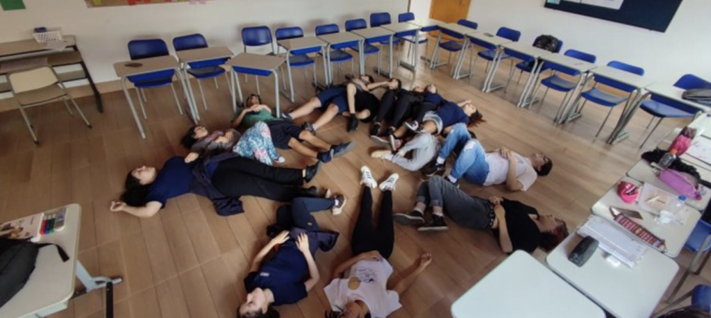 Estudantes durante atividade de performances coletivas