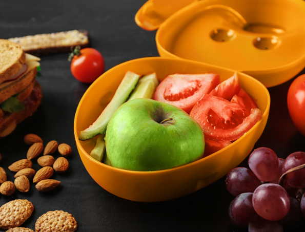 foto de uma lancheira com frutas e legumes
