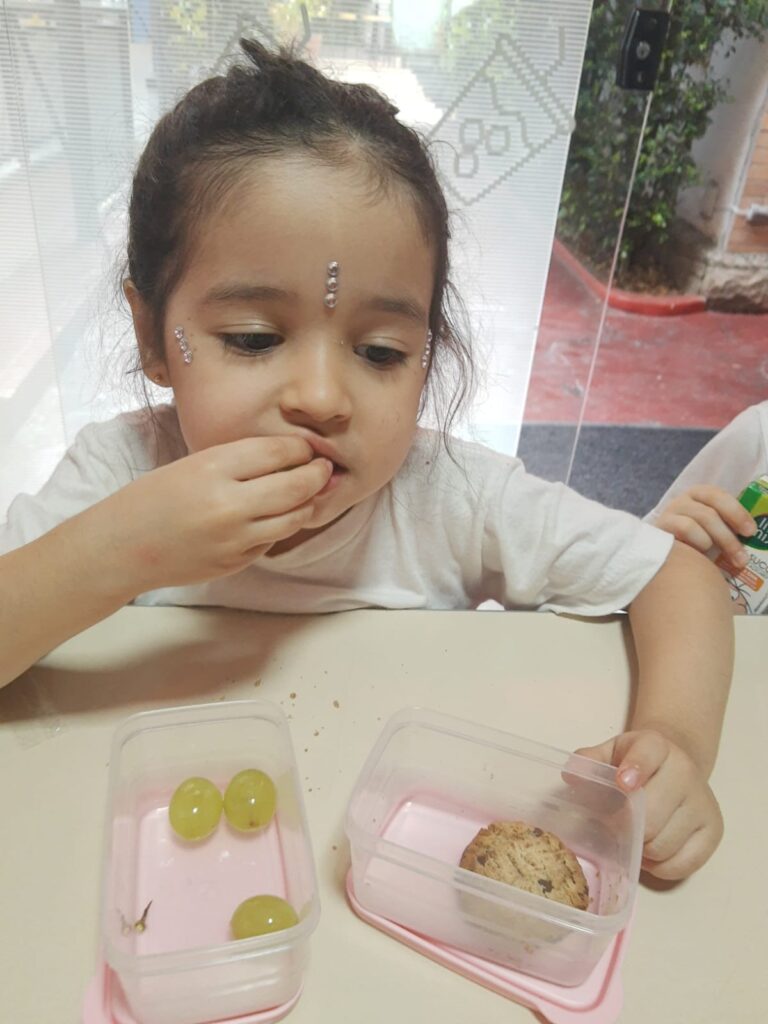 foto de uma criança comendo lanche na escola