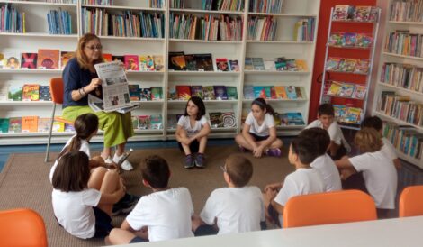 Foto dos estudantes durante aula especial sobre o jornalismo na biblioteca do Ofélia