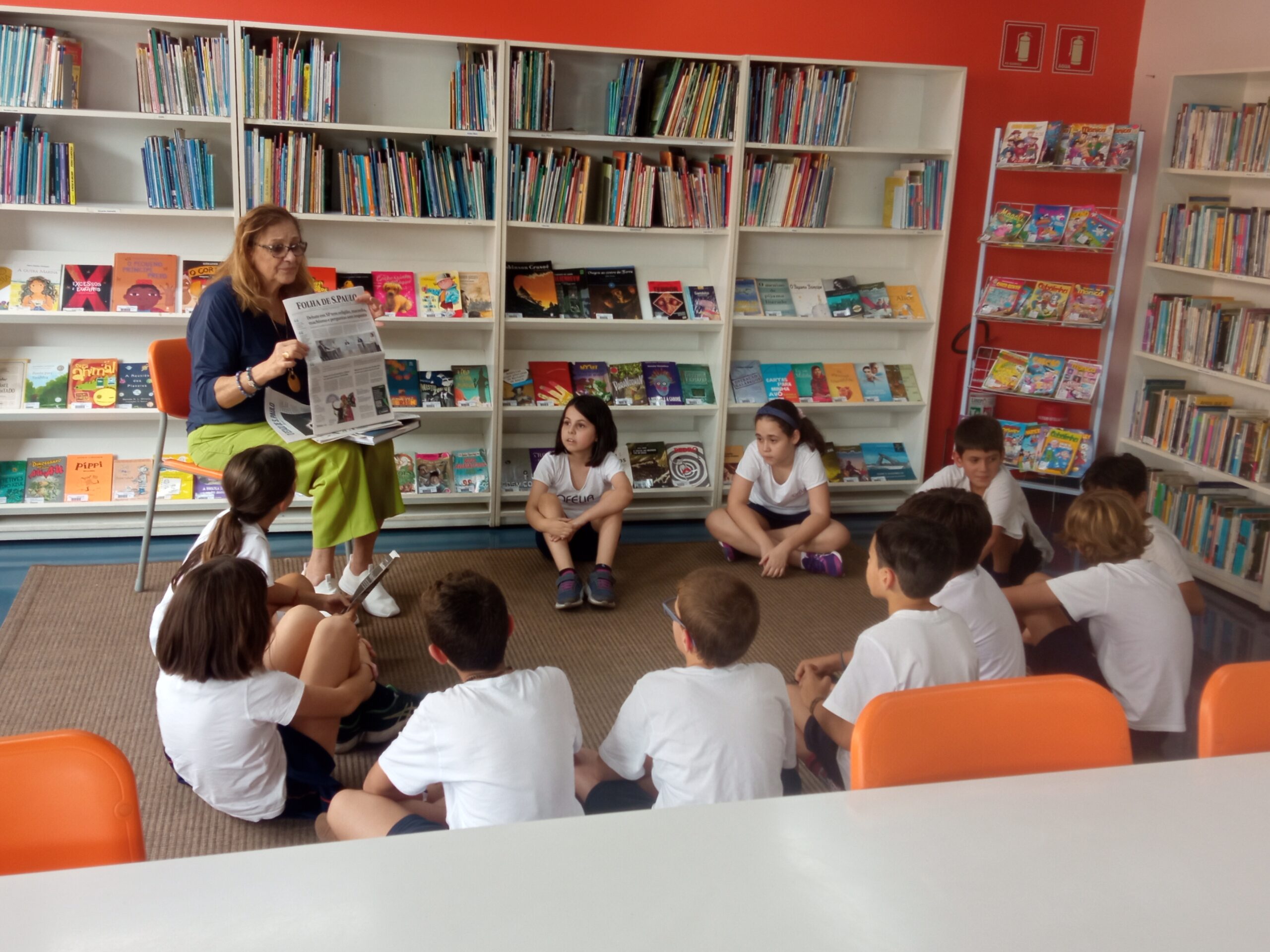 Foto dos estudantes durante aula especial sobre o jornalismo na biblioteca do Ofélia